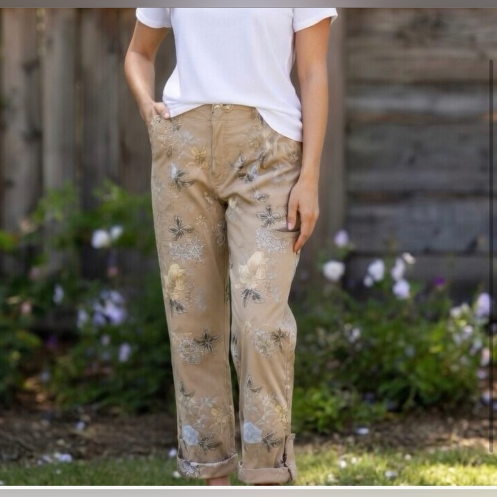 Democracy Flex-excellent beige floral cargo crop pants
